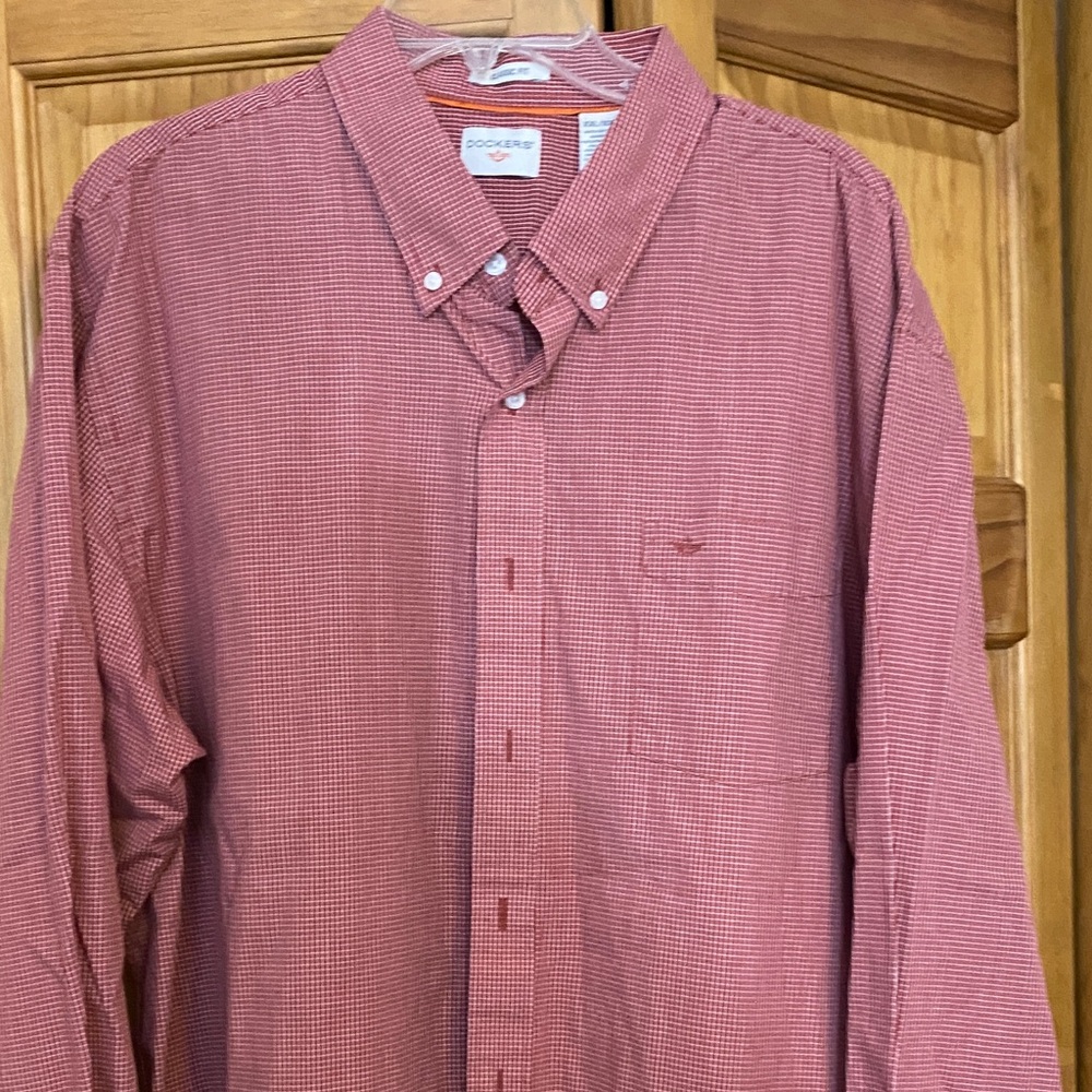 Dockers Men's Burgundy Casual Button-Down Shirt